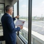pabrik-hemat-energi-biaya-plts-atap-carbon-tax-2025